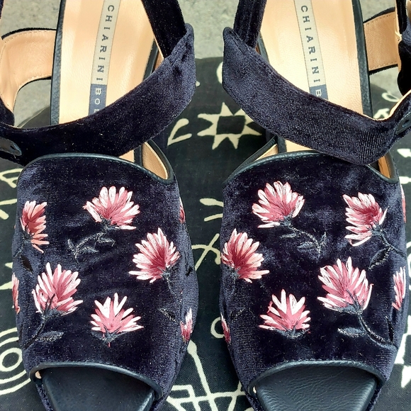 Elegant Black Embroidered Heels - Picture 9 of 15